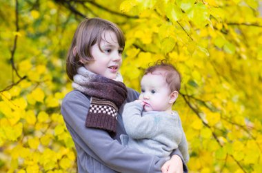 parkta oynarken onun bebek kardeş