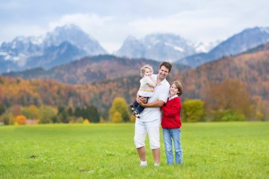 Babası onun çocuklarla oynarken