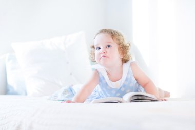 yürümeye başlayan çocuk kız kitap okuma