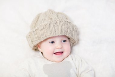 büyük bir örgü şapka giyen küçük bebek