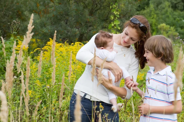 Femme jouant avec son fils et sa fille — Photo