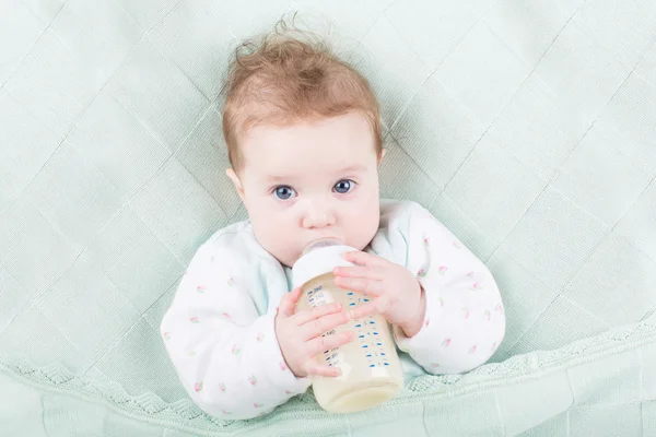 Bebé dulce bebiendo leche —  Fotos de Stock