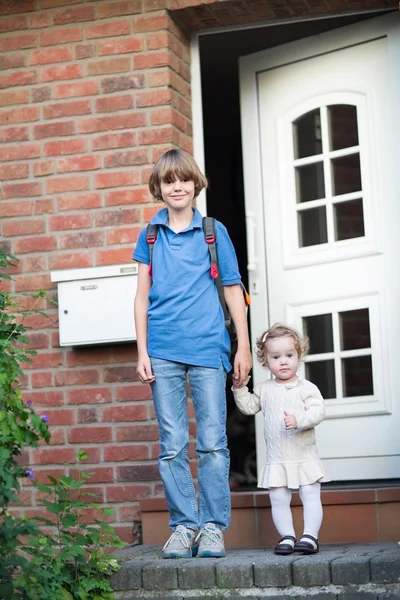 Brother and baby sister go to school — Stock Photo, Image