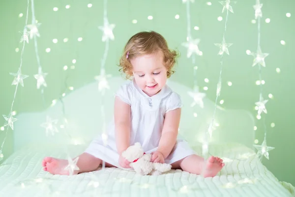 Menina criança brincando com urso de brinquedo — Fotografia de Stock