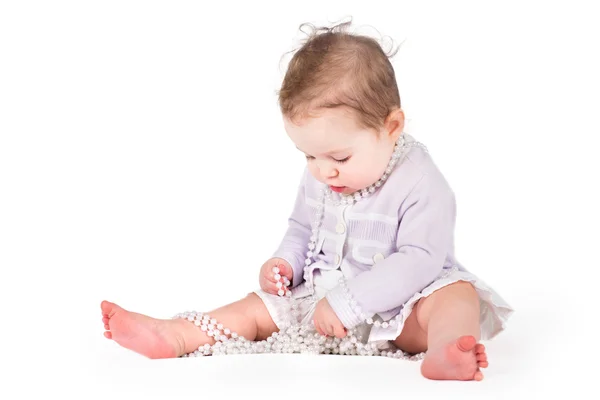 Niña jugando con perlas — Foto de Stock