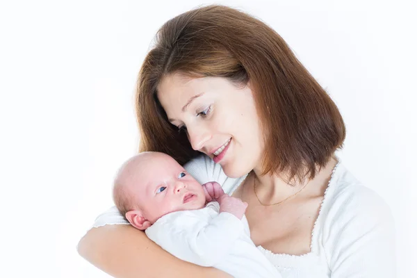 Młoda matka trzyma jej noworodka — Zdjęcie stockowe