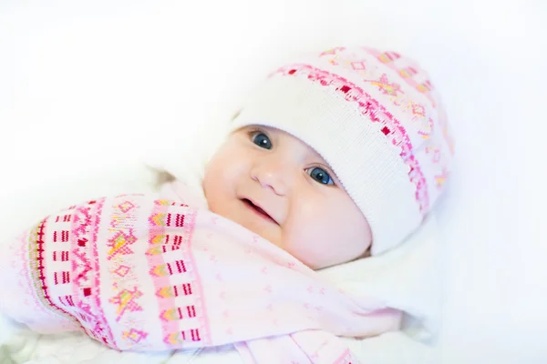 Baby flicka i en rosa mössa och halsduk — Stockfoto