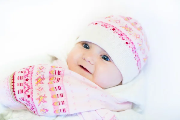 Niña en un sombrero rosa y bufanda — Foto de Stock