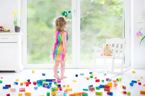 Menina da criança brincando com blocos coloridos — Fotografia de Stock