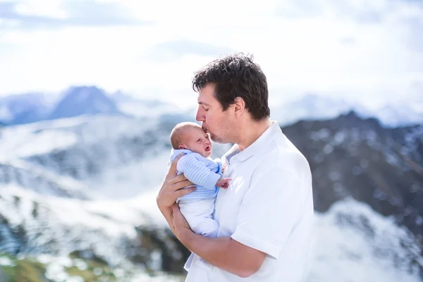 Vader, zoon van de pasgeboren baby kussen — Stockfoto