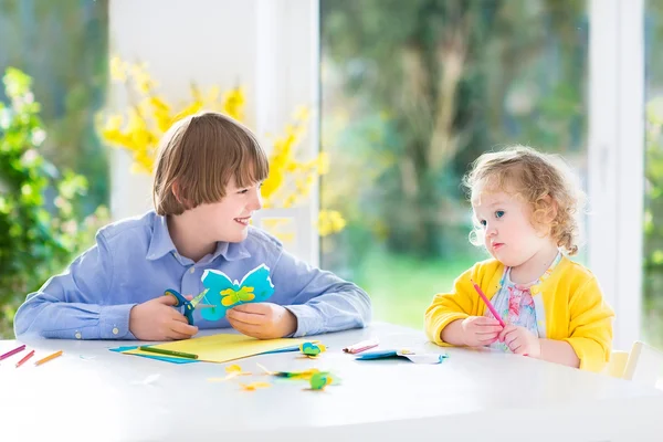 Two kids having fun together drawing — Stock Photo, Image