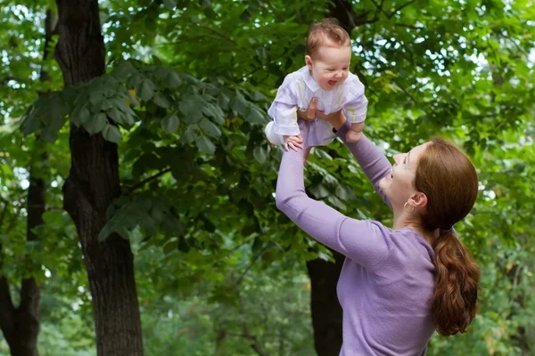 Mãe brincando com um bebê rindo menina — Fotografia de Stock