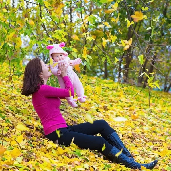 Tatlı küçük bebek kızı ile oynarken annesi — Stok fotoğraf