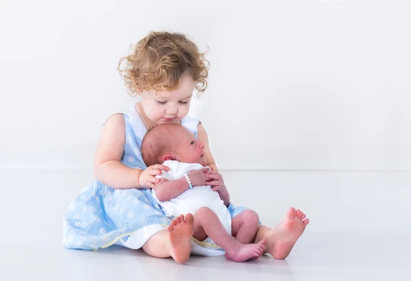 Peuter meisje met haar pasgeboren broertje — Stockfoto