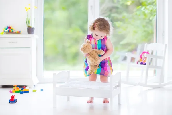 Tjej med blont lockigt hår, läsa en bok — Stockfoto