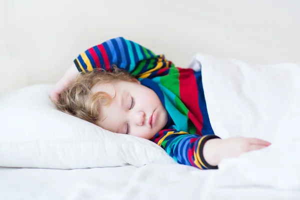 Ragazza che fa un pisolino — Foto Stock