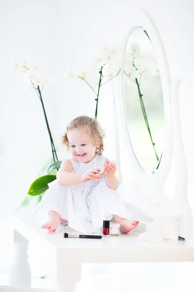 Toddler girl playing with make up and cosmetics — Stock Photo, Image