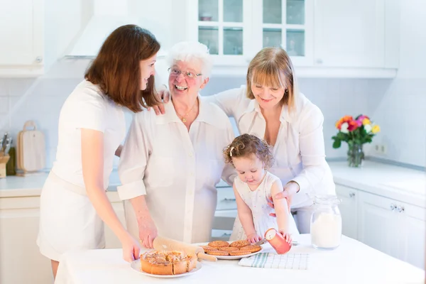 Großmutter backt mit ihrer Familie einen Apfelkuchen — Stockfoto