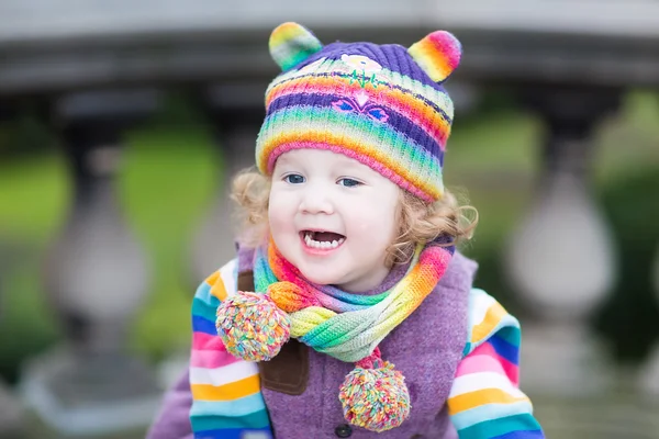 Jeune fille dans un chapeau tricoté coloré rayé — Photo