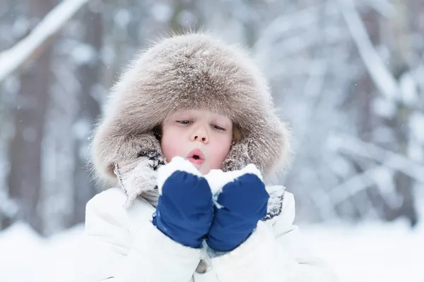 Barn leker med snö i en park — Stockfoto