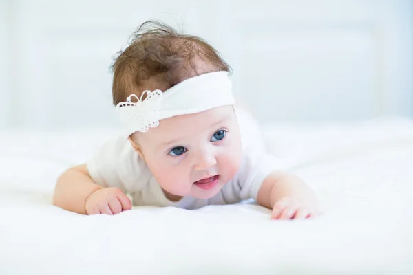 Menina bebê tentando rastejar — Fotografia de Stock