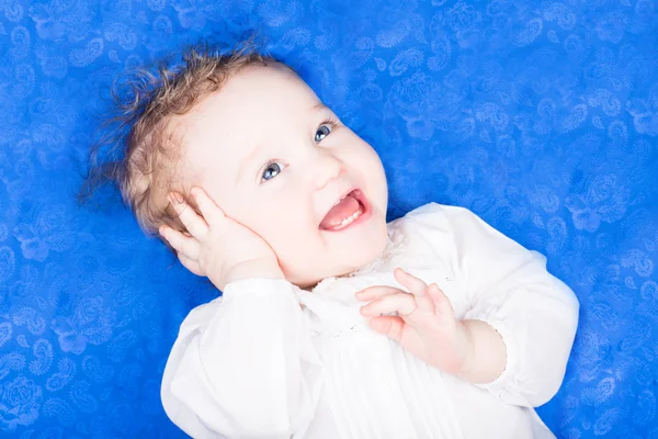 Bambina su una coperta blu — Foto Stock