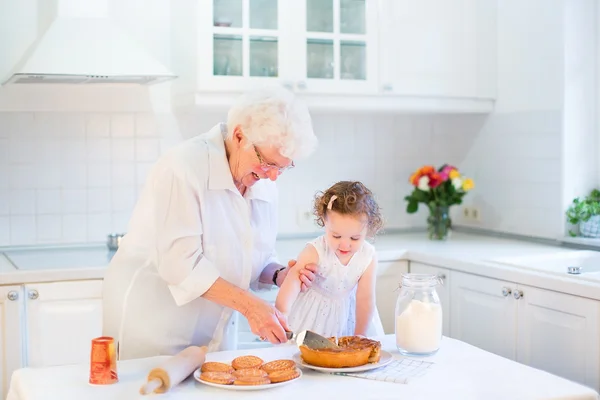 Toddler girl with great grandmother — Stock Photo, Image