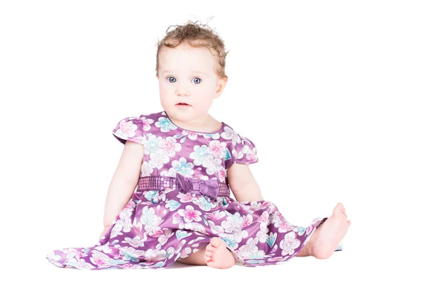 Güzel küçük bir kız mor elbise — Stok fotoğraf