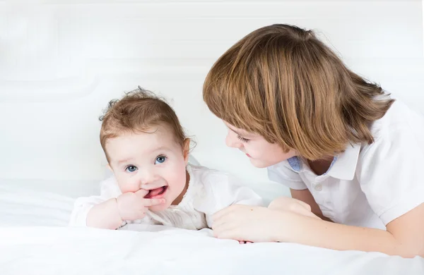 Brother and baby sister — Stock Photo, Image