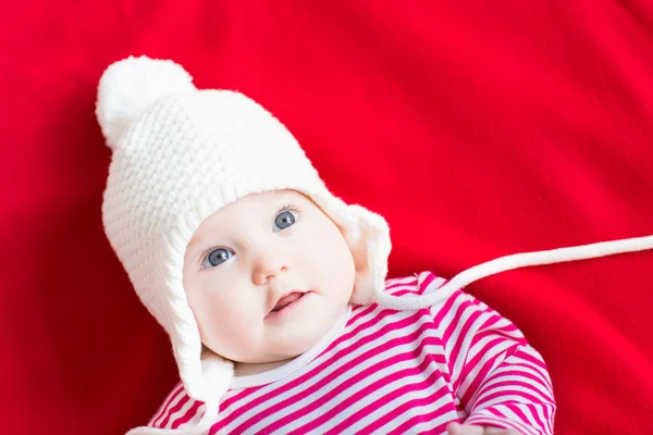 Bambina che indossa un cappello bianco a maglia — Foto Stock