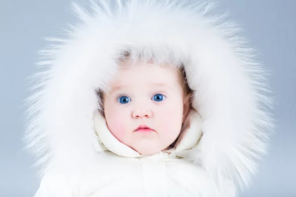 Meisje van de baby het dragen van een enorme witte vacht hoed — Stockfoto