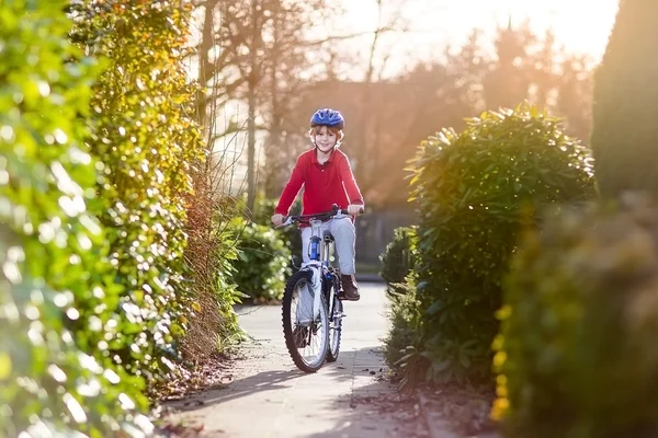 Adolescente menino equitação seu bicicleta no por do sol — Fotografia de Stock