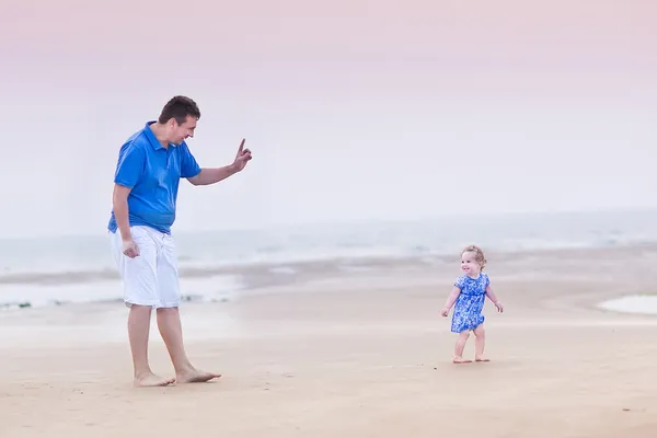 Baba ile kızı plajda — Stok fotoğraf