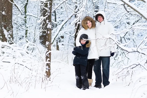 Familia en un bosque nevado —  Fotos de Stock