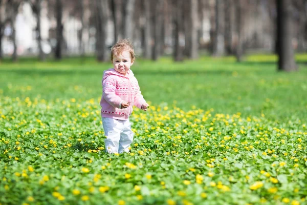 Chica jugando en el jardín — Foto de Stock