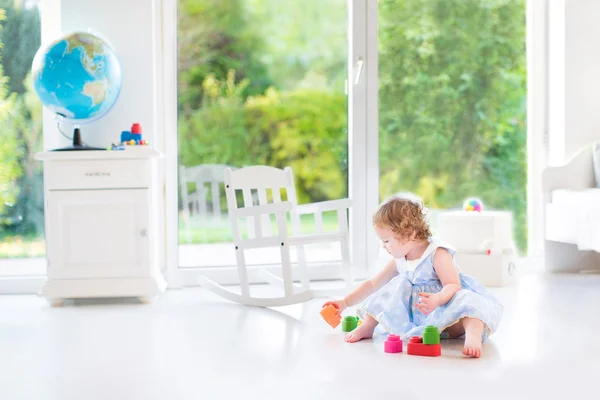 Toddler dziewczynka gra w sypialni — Zdjęcie stockowe