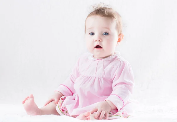 Baby meisje in een roze jurk — Stockfoto