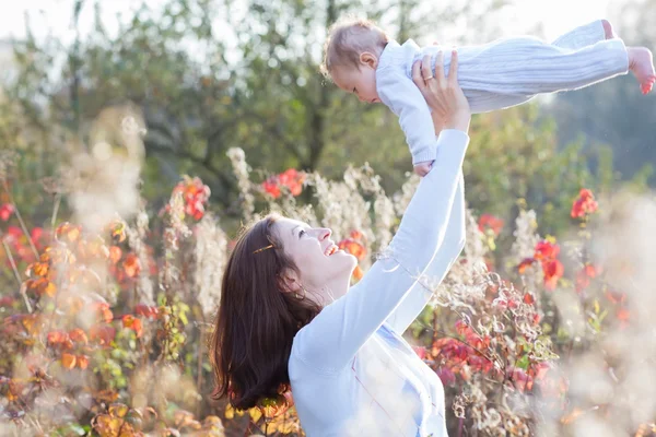 Moeder spelen met haar baby dochter — Stockfoto