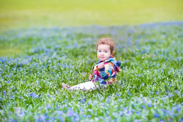 Очаровательная девочка играет в саду — стоковое фото