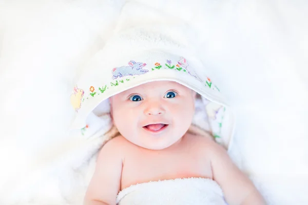 Niedliches lachendes Baby — Stockfoto