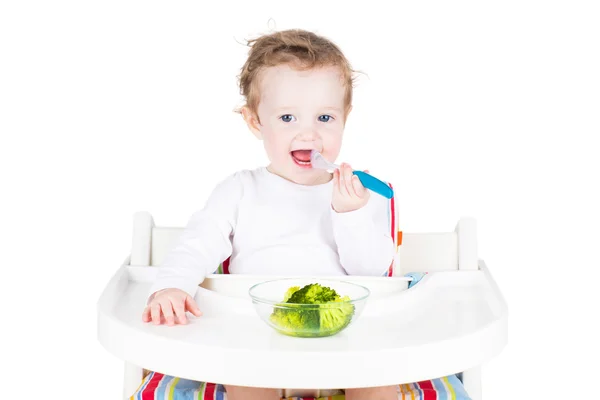 Schattige kleine baby eten broccoli — Stockfoto