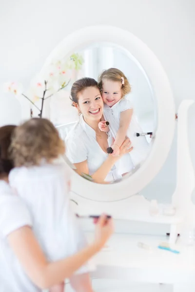 Mère et sa fille en bas âge appliquant maquillage — Photo