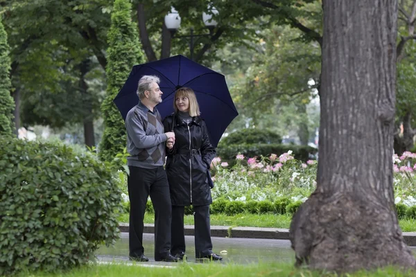 Couple d'âge mûr marchant dans un parc — Photo