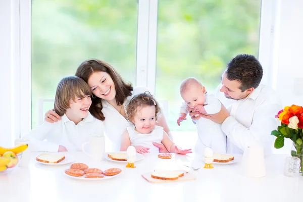 イースター朝食時に一緒に楽しんで 3 人の子供と家族 — ストック写真