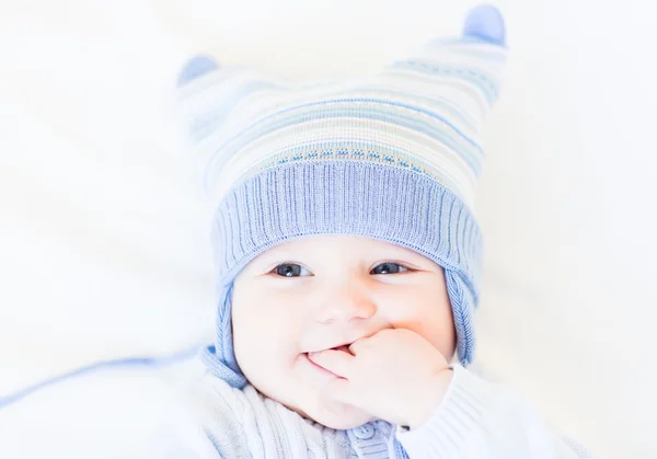 Piccolo bambino con un buffo cappello blu — Foto Stock