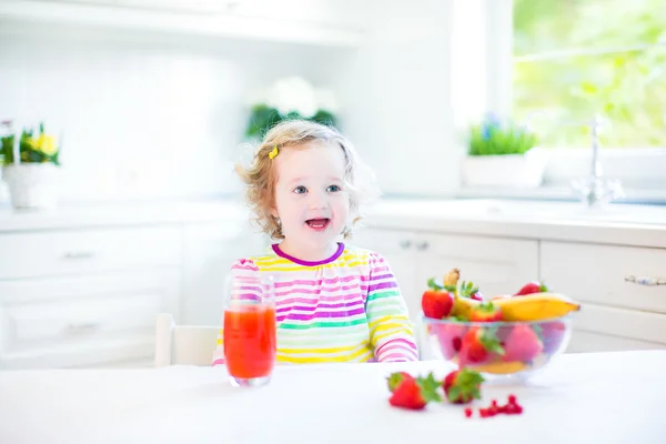 Vackra barn girl med frukost — Stockfoto