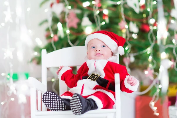 Junge im Weihnachtsmannkostüm — Stockfoto