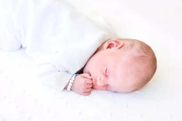 Pasgeboren slapende baby — Stockfoto