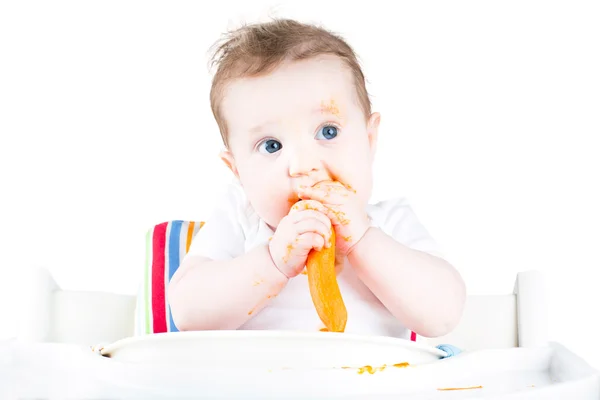Bebé comiendo una zanahoria —  Fotos de Stock