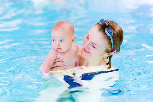 Молодая мать и маленький сын в бассейне — стоковое фото